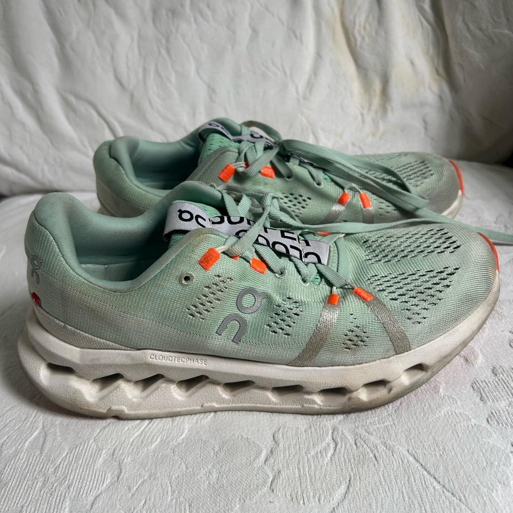On Cloudsurfer running shoes in Creek/White